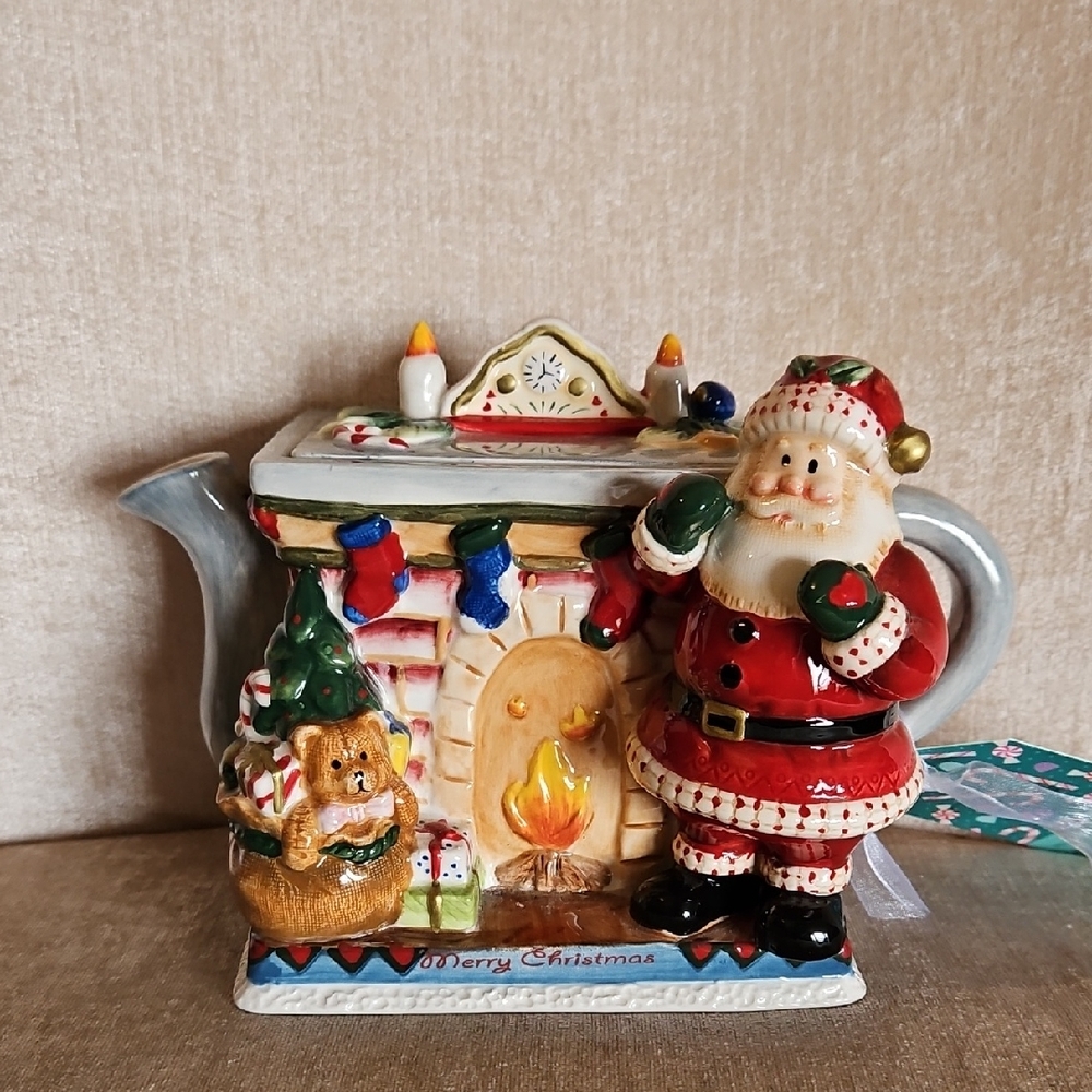 Fritz & Floyd Fireplace Santa Teapot